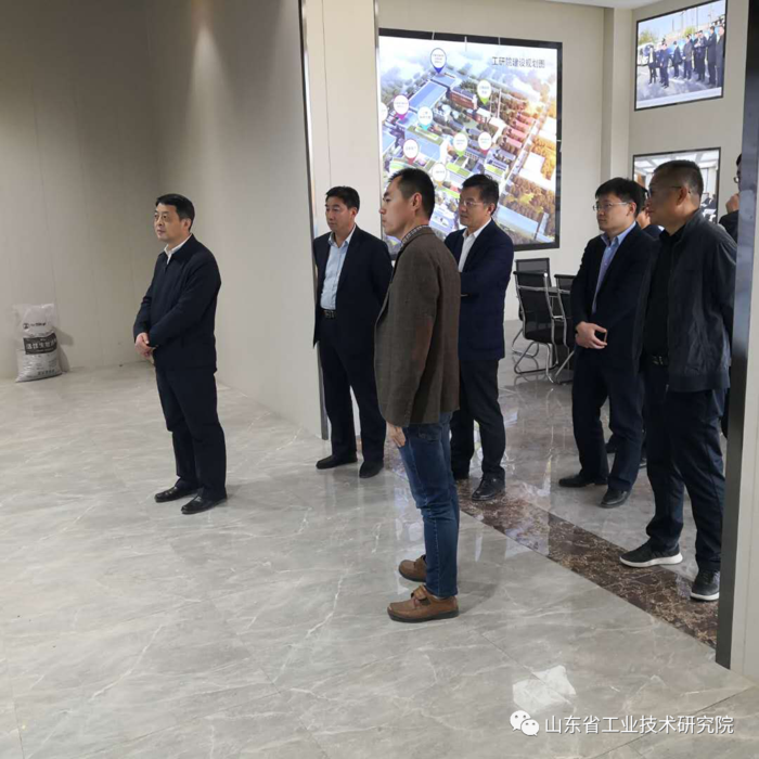 座谈会上,王来军执行院长介绍了山东工研院以及协同创新中心情况,提出